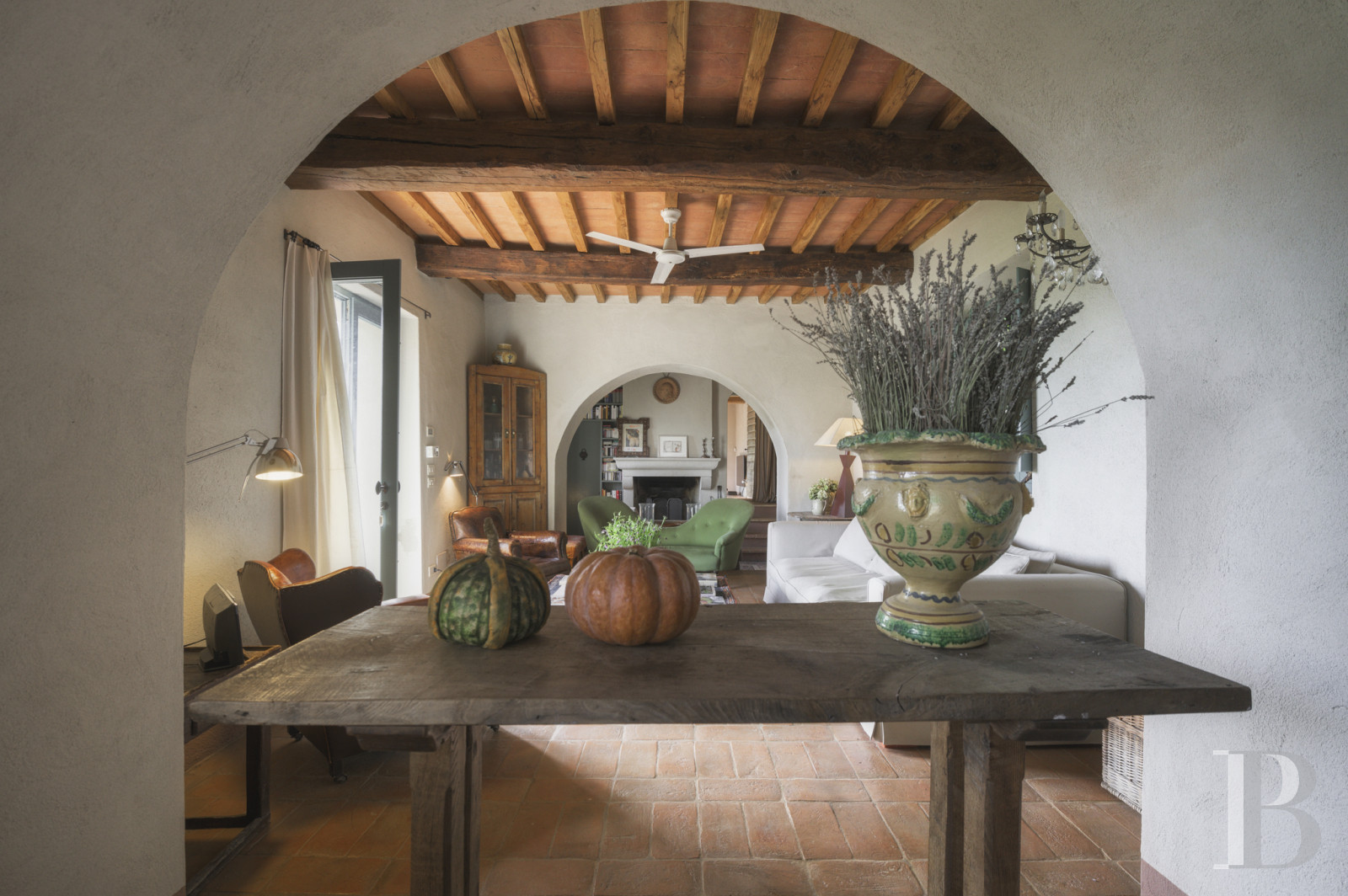 An old olive grove farmhouse restored to its former glory, overlooking the countryside in the Val d'Orcia in Tuscany - photo  n°14